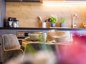 Kühlschrank, Ofen, Geschirrspüler, Kochgeschirr/Geschirr/Besteck