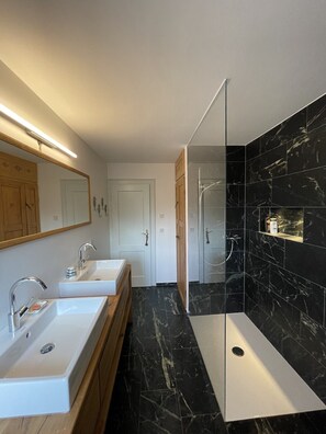 Douche, séchoir à cheveux, serviettes fournies