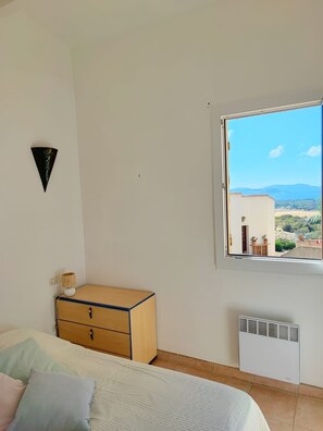 2 slaapkamers, reisbedje