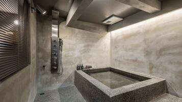 Traditionelt hus | Badeværelse | Kombination af bruser/badekar, dybe badekar