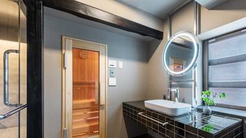 Traditional House | Bathroom | Combined shower/bathtub, deep-soaking bathtub, rainfall showerhead