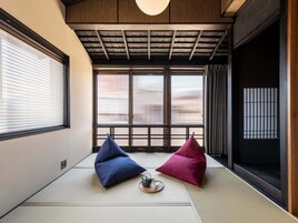 Traditional House | In-room safe, individually decorated, individually furnished