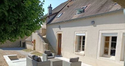 Casa de lujo frente a la Abadía de Noirlac, con terraza privada y todas las comodidades.