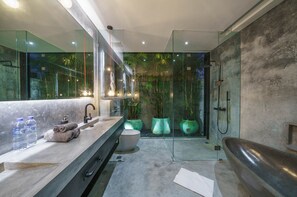Comfort-Villa | Badezimmer | Badewanne und Dusche (separat), Haartrockner, Handtücher, Seife