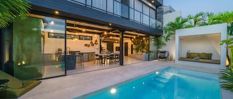 Una piscina al aire libre