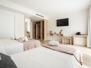 Triple Room with Balcony | Free WiFi, bed sheets - Limehome Barcelona Carrer de Besalú 82 (Barcelona)