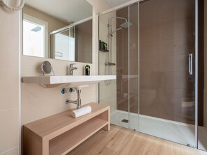 Double Room with Balcony | Badeværelse | Miljøvenlige toiletartikler, hårtørrer, håndklæder, Sæbe