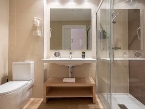 Double Room with Balcony | Baño | Amenidades de baño ecológicas, secadora de cabello, toallas, jabón