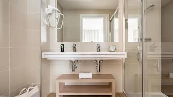 Triple Room with Balcony | Bathroom | Eco-friendly toiletries, hair dryer, towels, soap