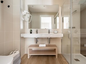 Triple Room with Balcony | Bad | Miljøvennlige toalettsaker, hårføner, håndklær og såpe
