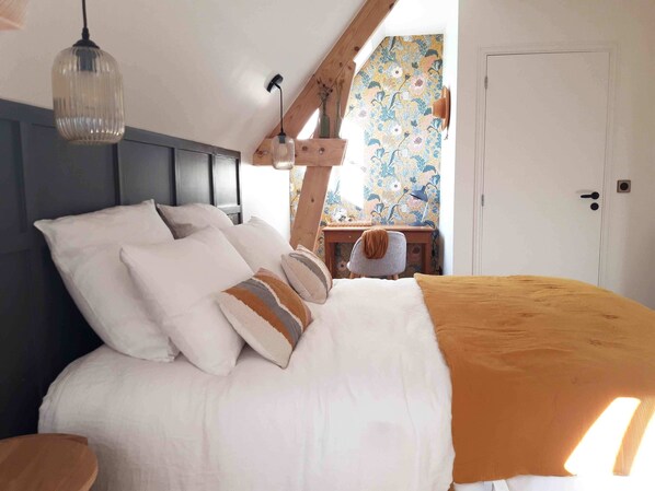 Comfort Double Room | Premium bedding, travel crib, free WiFi - Maison Chemin (Amboise)