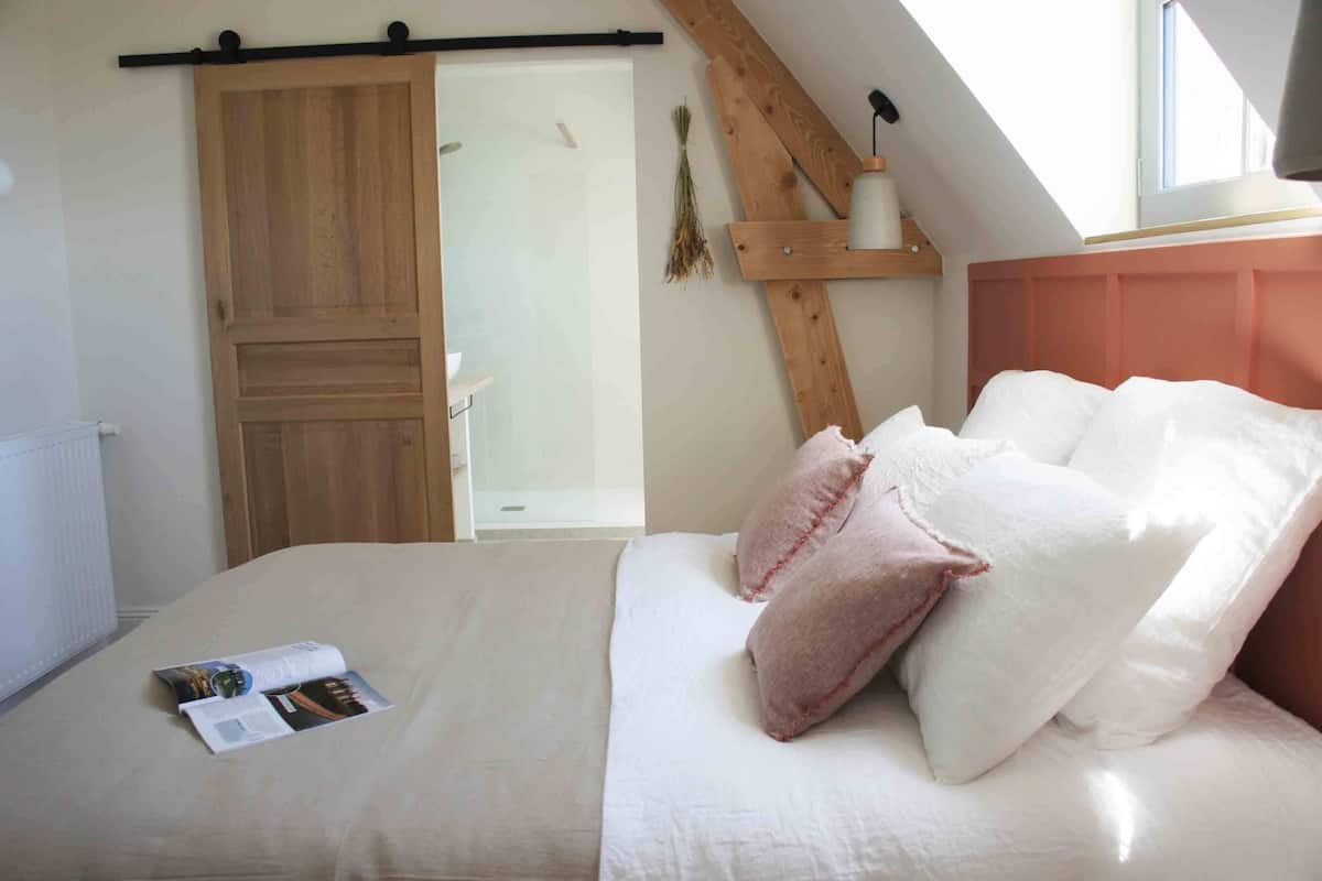 Habitación doble Confort | Ropa de cama de alta calidad, cuna de viaje y wifi gratis