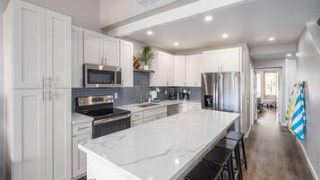 Køleskab, mikrobølgeovn, ovn, kogeplade