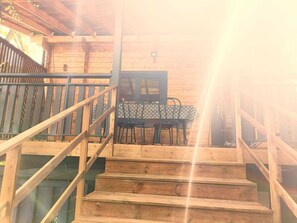 Outdoor dining - LA Cabane Haut Perchee (Châteauneuf-sur-Isère)