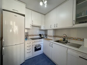 Een koelkast, een microgolfoven, een oven, een vaatwasser