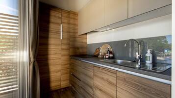 Fridge, microwave, dishwasher, coffee/tea maker