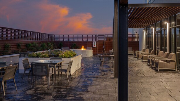 An outdoor patio area with seating and a fire feature. - Courtyard by Marriott Conway (Conway)