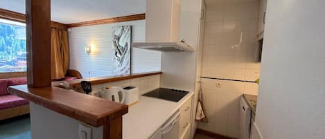 Fridge, dishwasher, coffee/tea maker, toaster