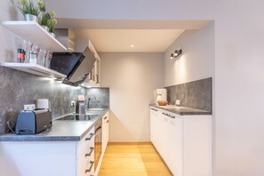 Réfrigérateur, micro-ondes, four, plaque de cuisson