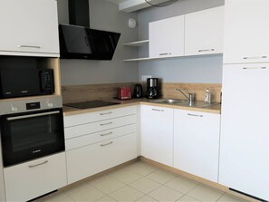 Een microgolfoven, een oven, een vaatwasser