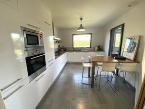 Dishwasher, cookware/dishes/utensils