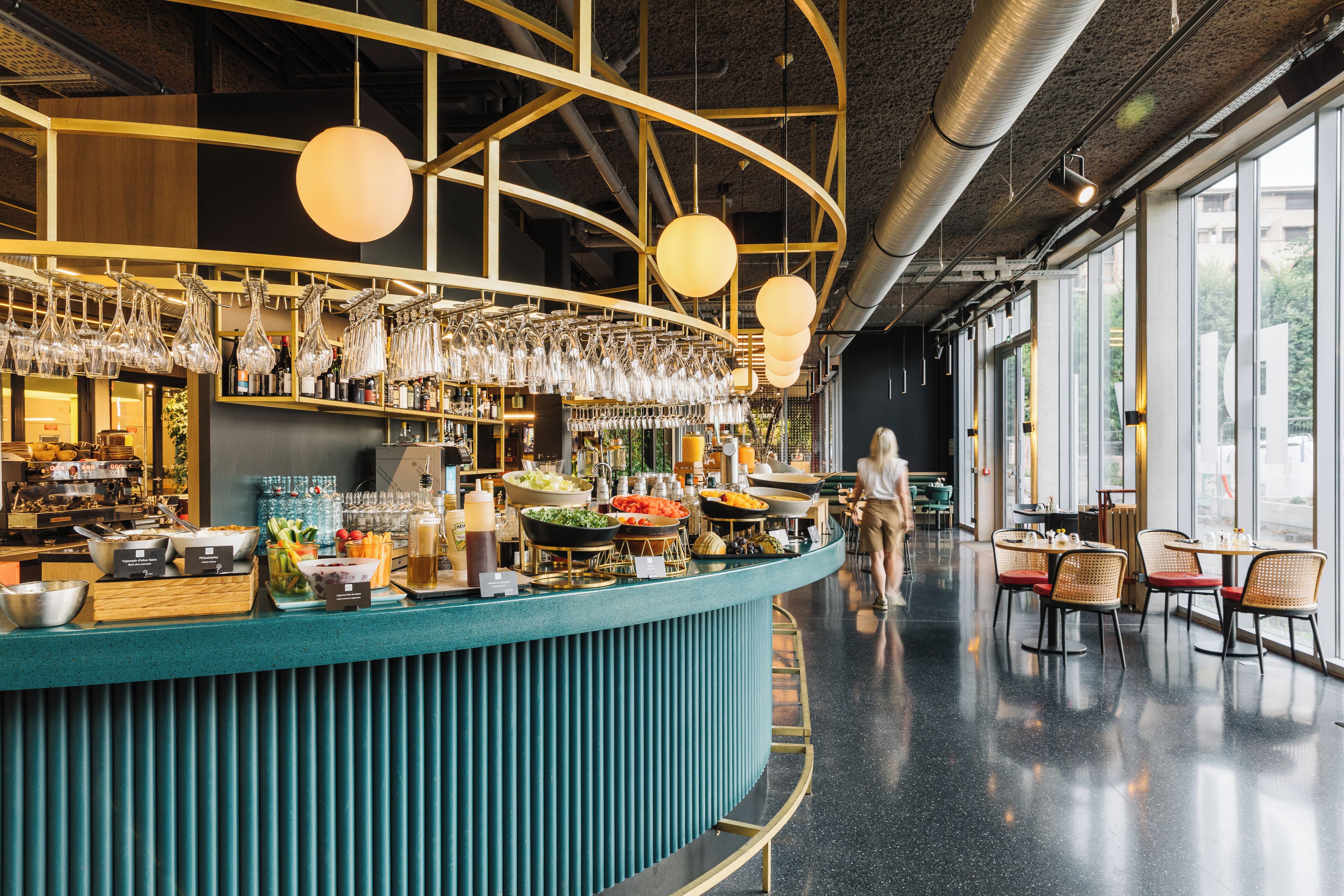 Petit déjeuner continental (17.5 EUR par personne)