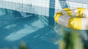 Une piscine avec un flotteur gonflable jaune et blanc.