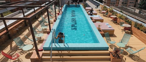 Piscine extérieure en saison