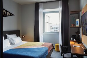 Ropa de cama de alta calidad y caja de seguridad en la habitación 