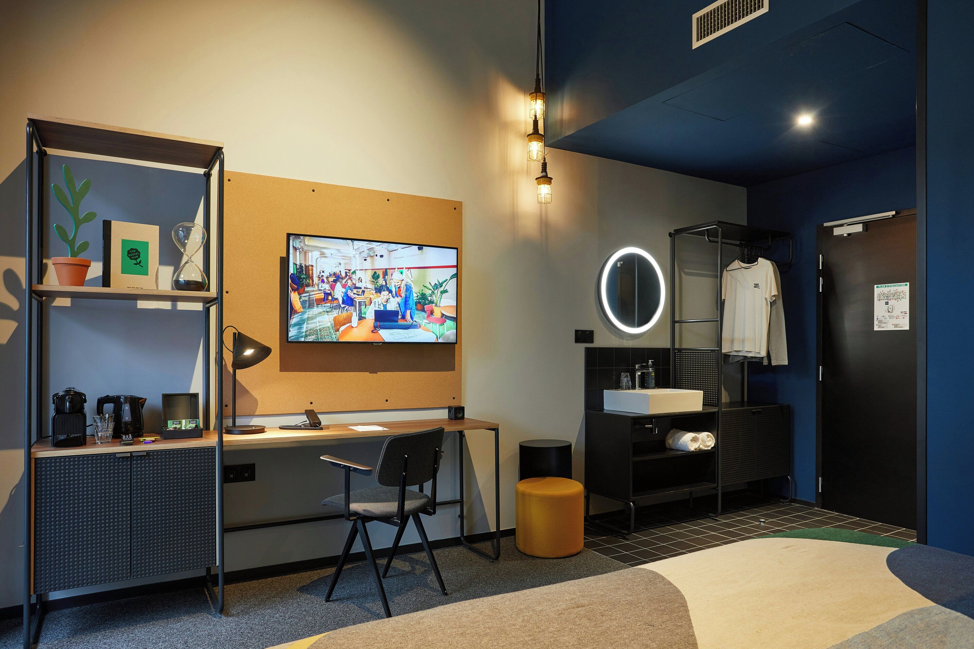 Premium bedding, in-room safe, desk, laptop workspace