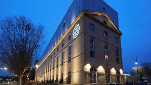 Un bâtiment moderne sur lequel on peut voir une enseigne bien visible indiquant : « The Social Hub ».