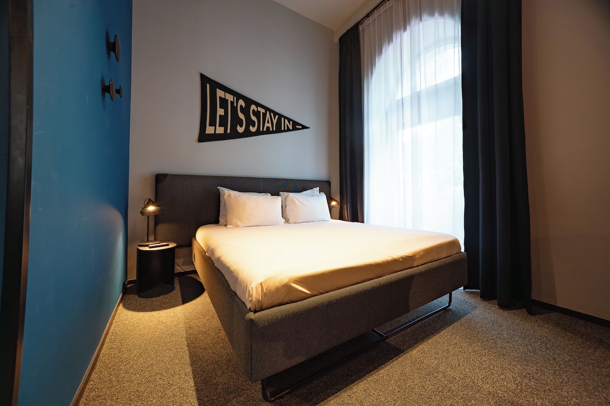 Premium bedding, in-room safe, desk, laptop workspace