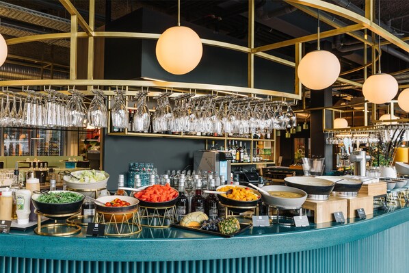 Daily continental breakfast (EUR 17.5 per person)