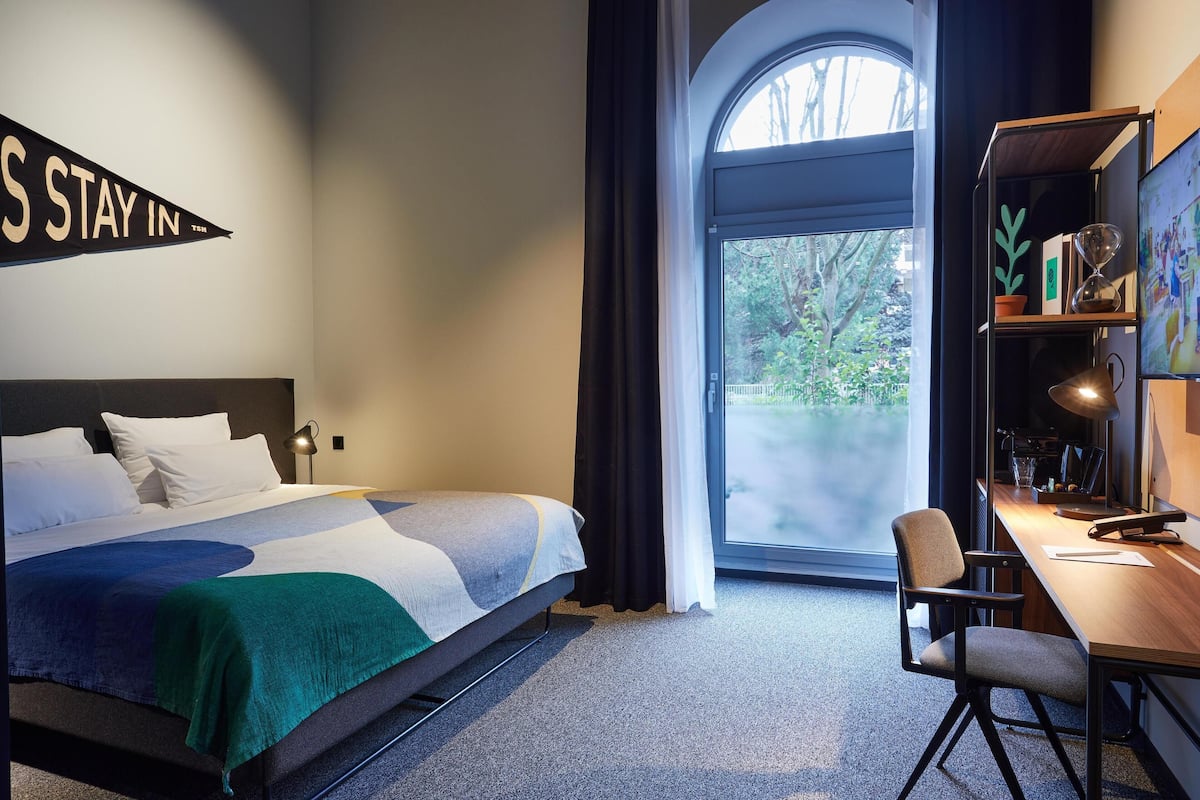 Habitación doble Deluxe | Ropa de cama de alta calidad y caja de seguridad en la habitación