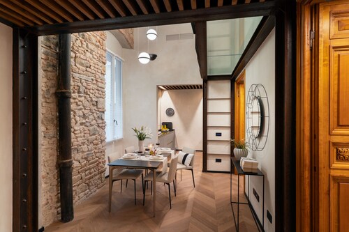 Arts & Crafts Apartments