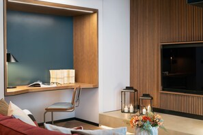 Deluxe Apartment | Living area | 25-inch Smart TV with cable channels, TV - Arts & Crafts Apartments (Florence)