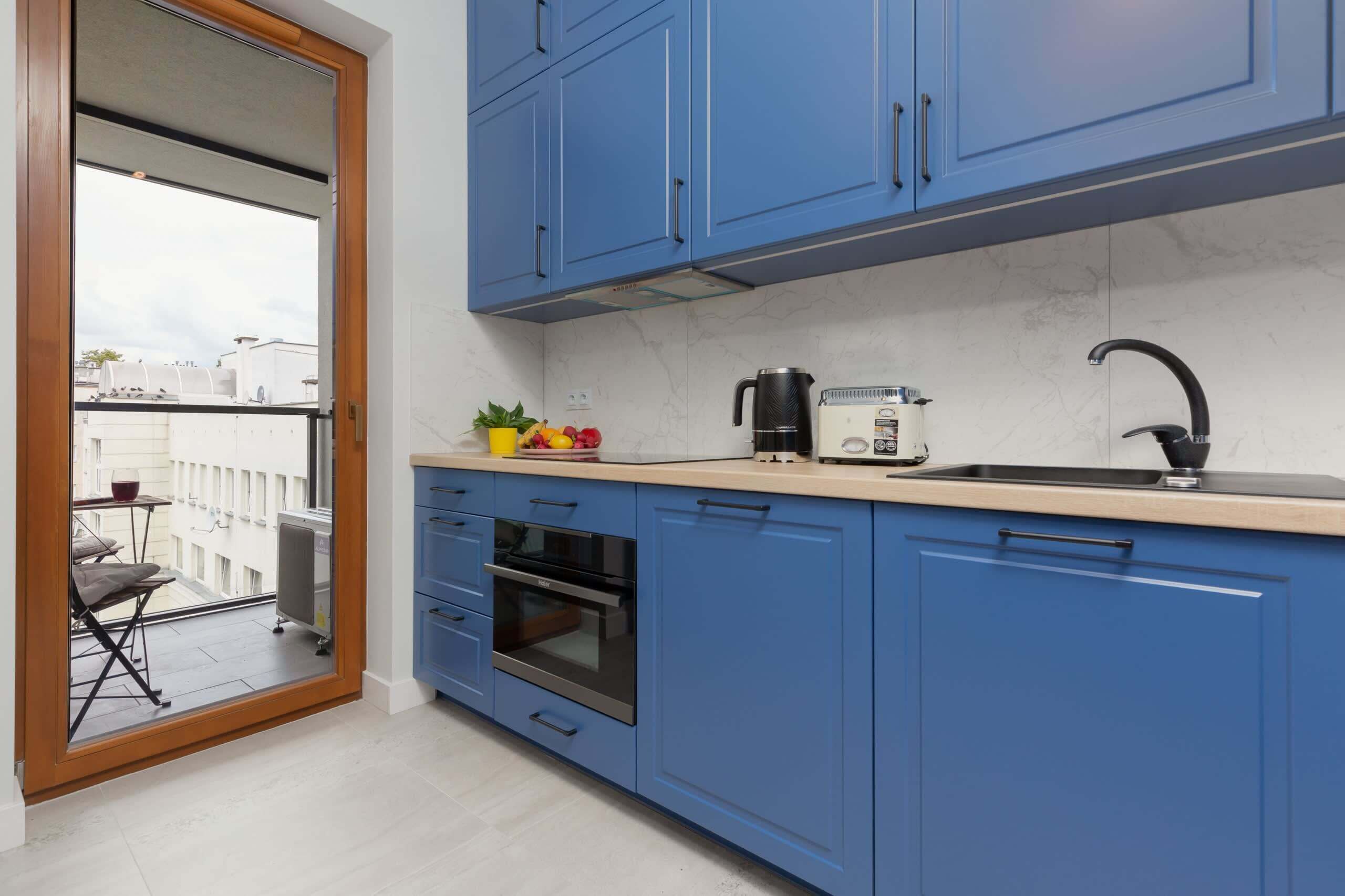 Refrigerador, microondas, placa de cocina, lavavajillas