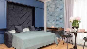 Escritorio, tabla de planchar con plancha, wifi y ropa de cama
