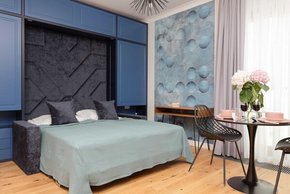 Iron/ironing board, WiFi, bed sheets