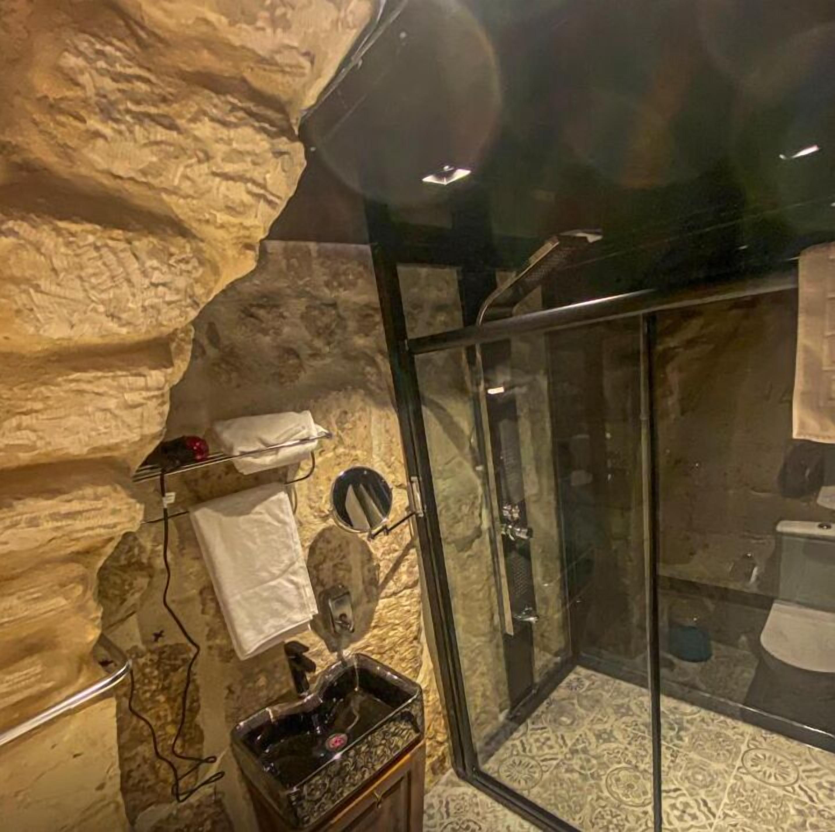 Superior Triple Room, 3 Single Beds, Garden View | Bathroom | Shower, hydromassage showerhead, free toiletries, hair dryer