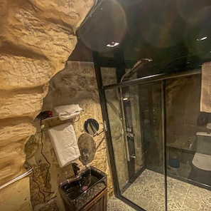 Superior Triple Room, 3 Single Beds, Garden View | Bathroom | Shower, hydromassage showerhead, free toiletries, hair dryer - Çiftehan Boutique Otel (Sanliurfa)