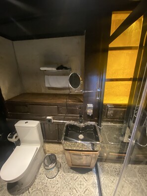 Deluxe Triple Room, 3 Single Beds, Courtyard View | Bathroom