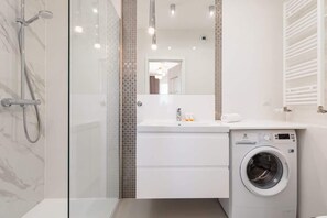 Shower, hair dryer, towels, shampoo