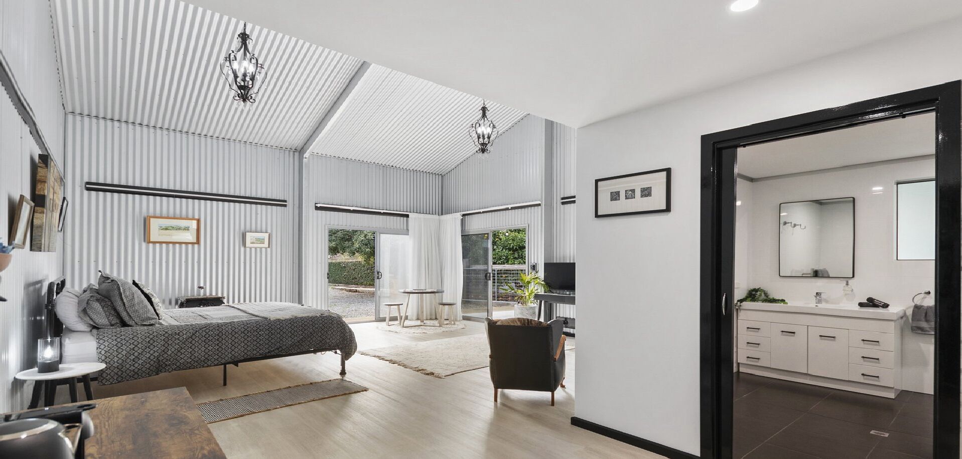 1 habitación, tabla de planchar con plancha y ropa de cama 