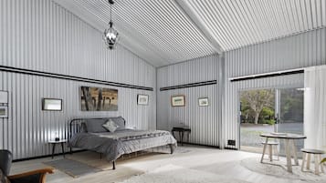 1 quarto, ferros/tábuas de passar roupa, roupa de cama