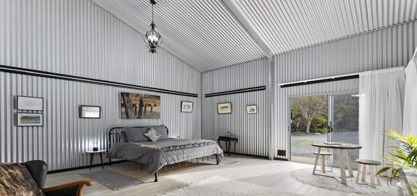 1 dormitorio, tabla de planchar con plancha, ropa de cama