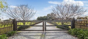 Property grounds - The Cubby House by Wine Coast Holiday Rentals (WHITES VALLEY)