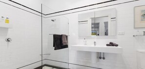 Shower, hair dryer - Hideaway Nook by Wine Coast Holiday Rentals (WHITES VALLEY)