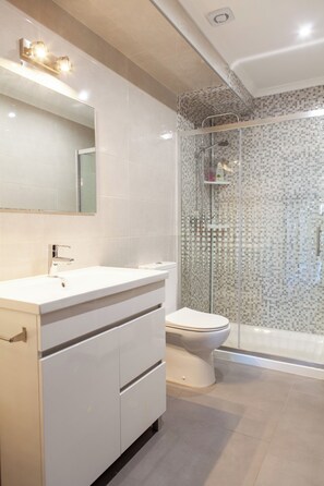 Dusche, Haartrockner, Bidet, Handtücher