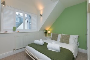 3 bedrooms, desk, iron/ironing board, WiFi